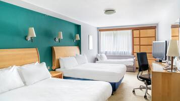 Habitació prèmium, diversos llits | Roba de llit hipoal·lergògena i escriptori