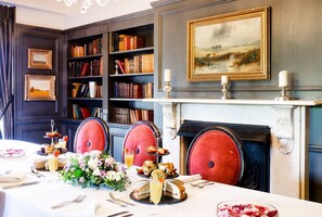 Se sirven comidas, cenas y cocina británica 