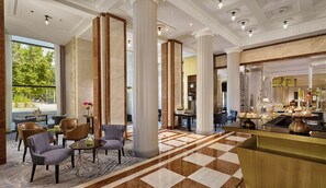 2 bars/lounges