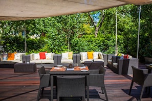 Se sirven desayunos, almuerzos y cenas; cocina internacional