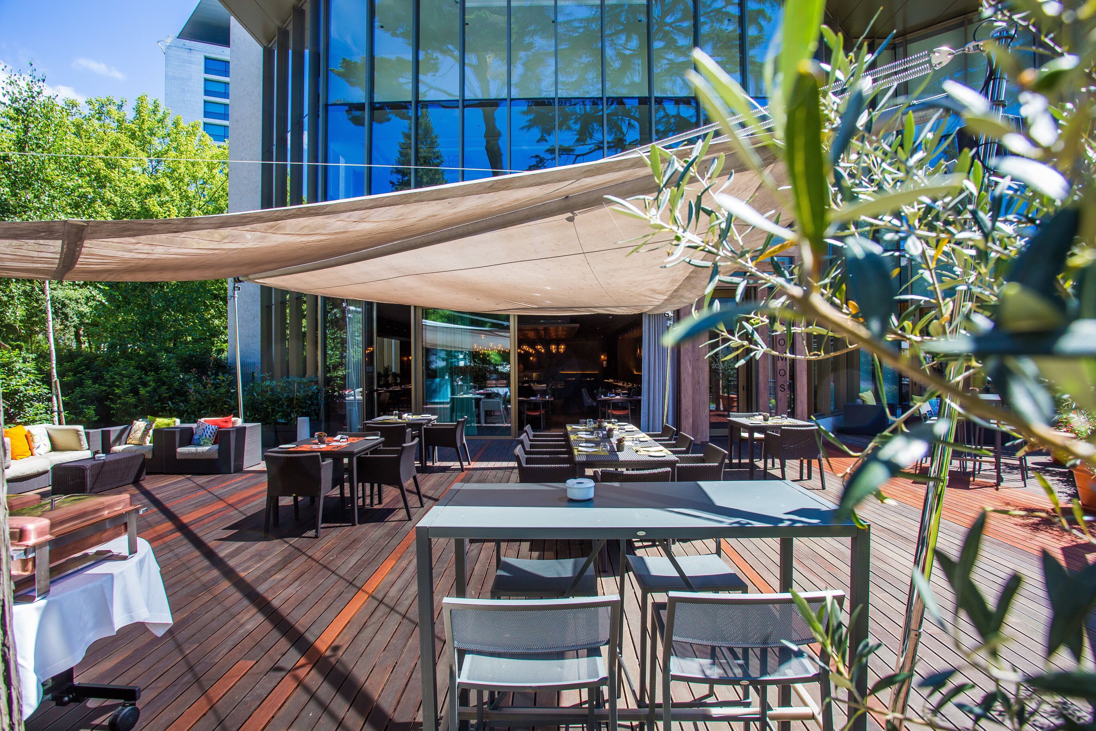 breakfast, lunch, dinner served; international cuisine