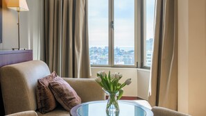 Junior Suite, 1 King Bed, City View (High Floor) | Premium bedding, minibar, in-room safe, desk