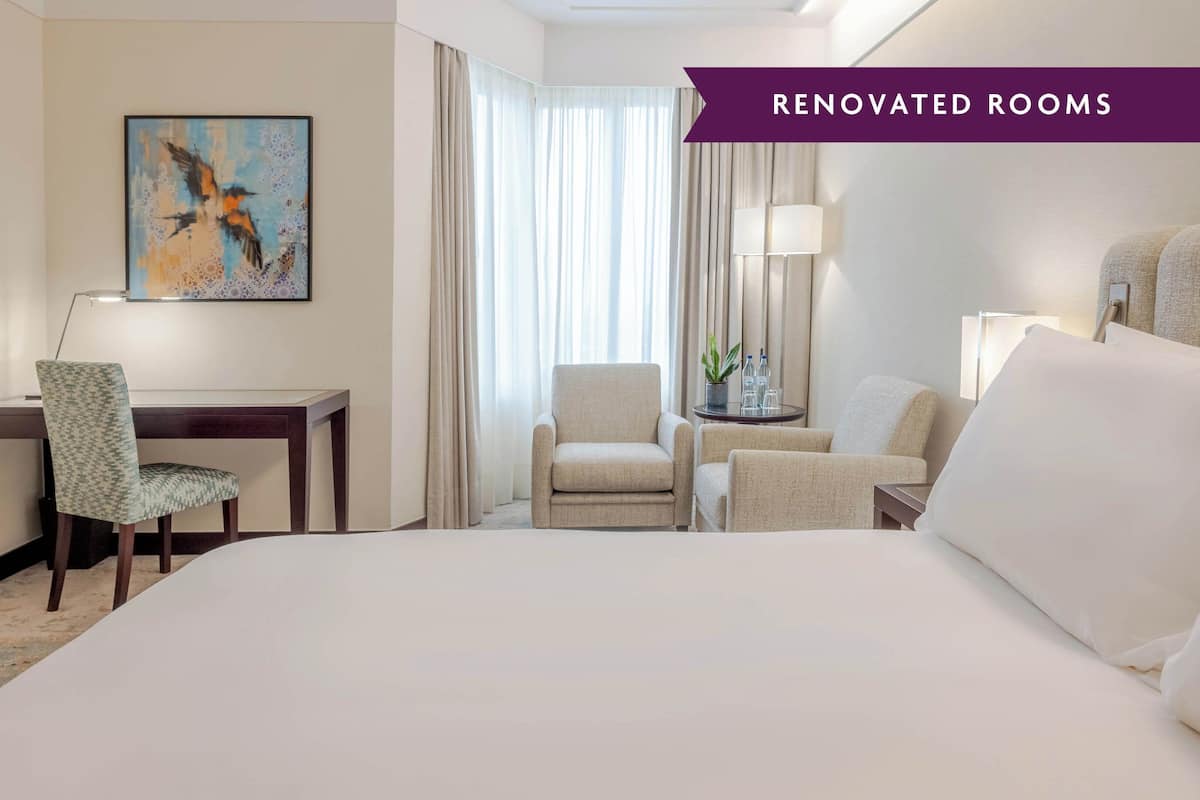 Kamar Standar, 1 Tempat Tidur Queen (High Floor) | Seprai premium, minibar, brankas, dan meja kerja