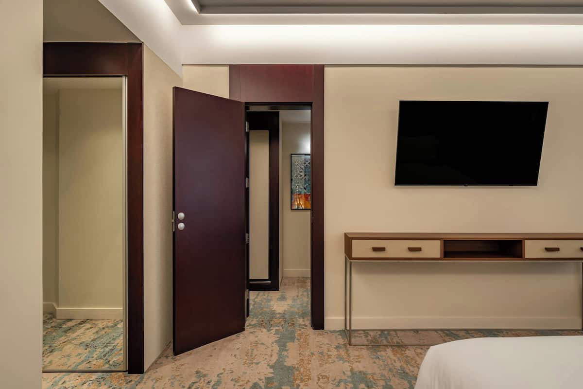 Bộ đồ giường cao cấp, minibar, két bảo mật tại phòng, bàn