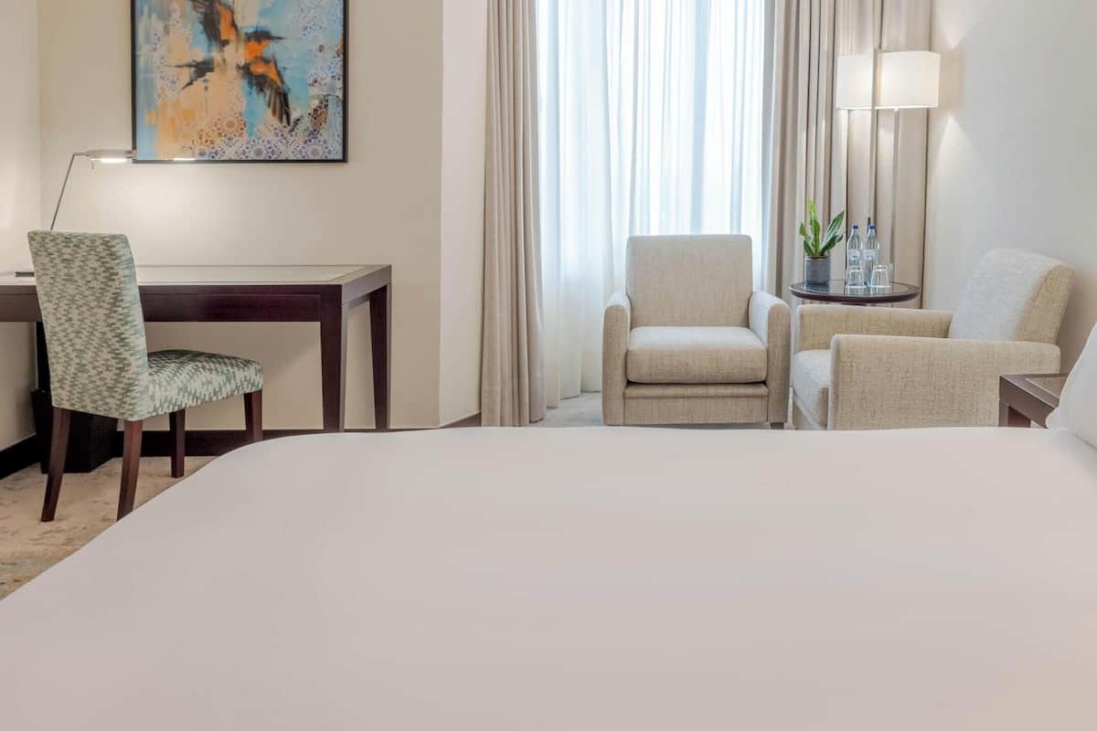 Rom – standard | Sengetøy av topp kvalitet, minibar, safe på rommet og skrivebord