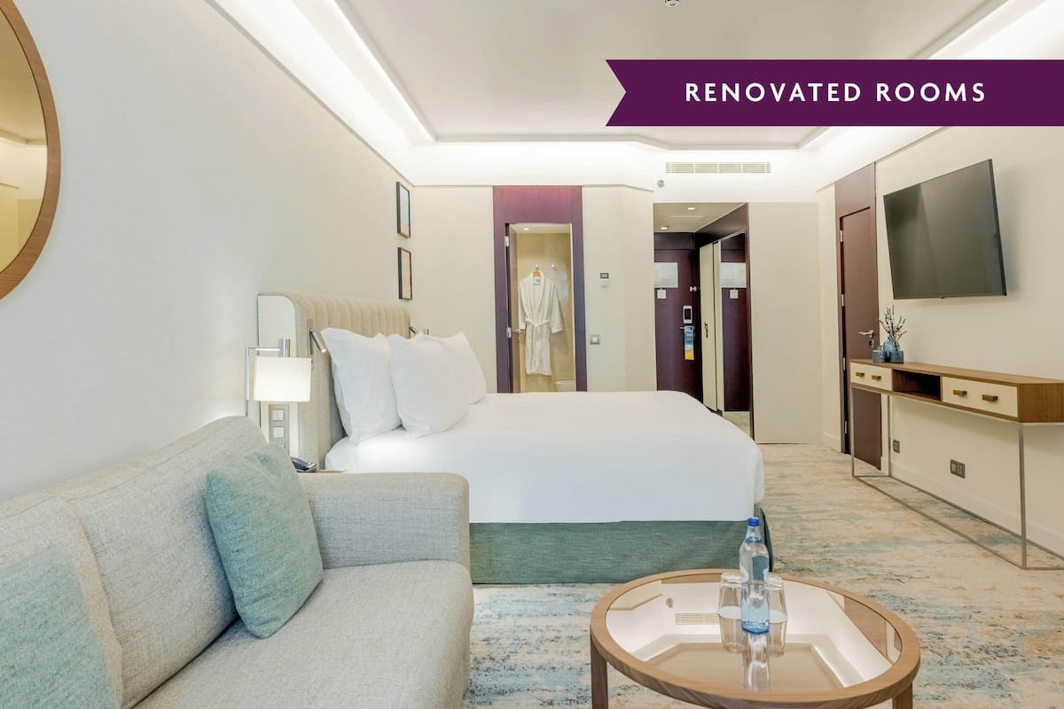 Suite Junior, 1 Tempat Tidur King | Seprai premium, minibar, brankas, dan meja kerja