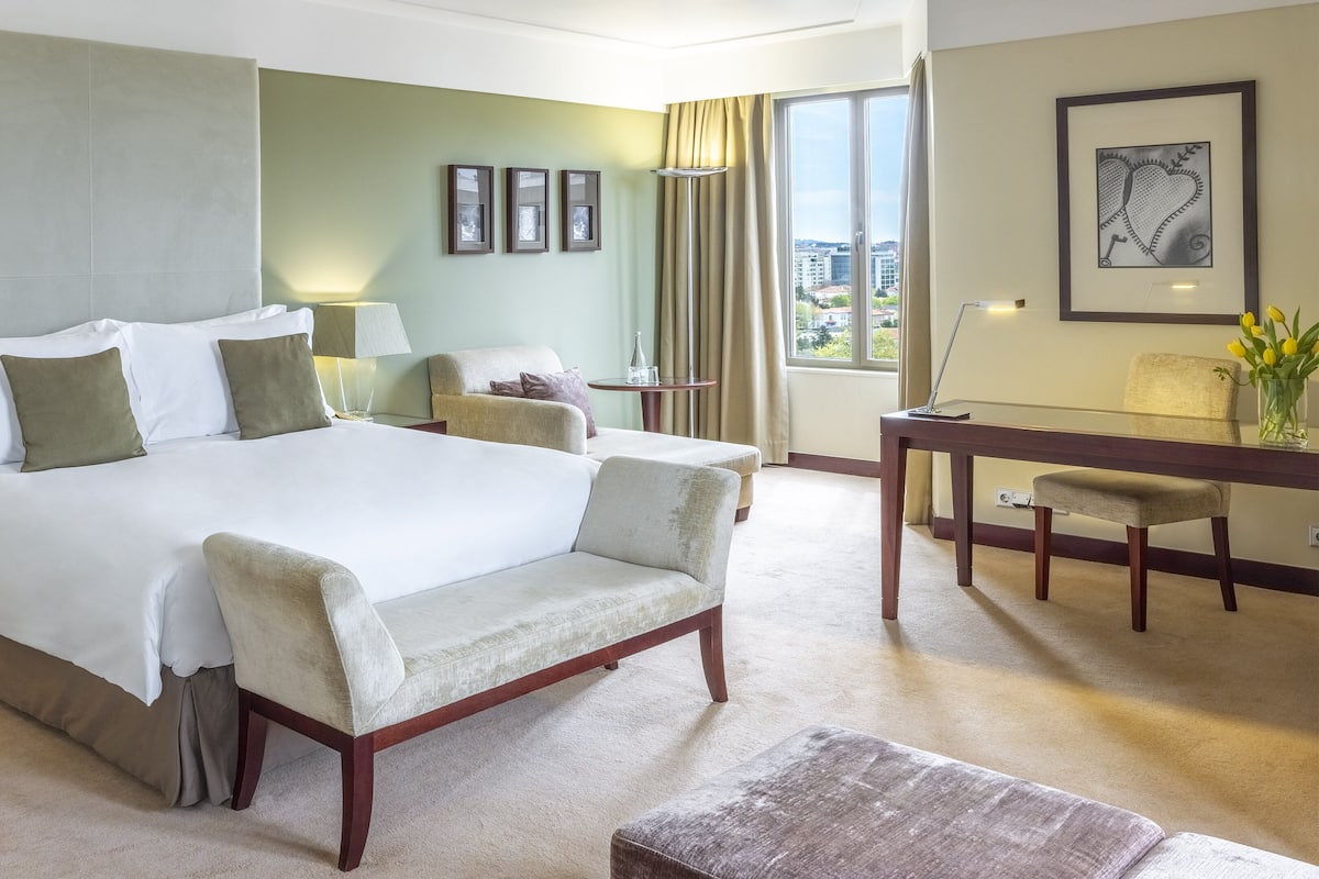 1 bedroom, premium bedding, minibar, in-room safe