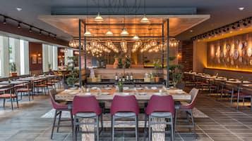 Breakfast, lunch, dinner served; international cuisine