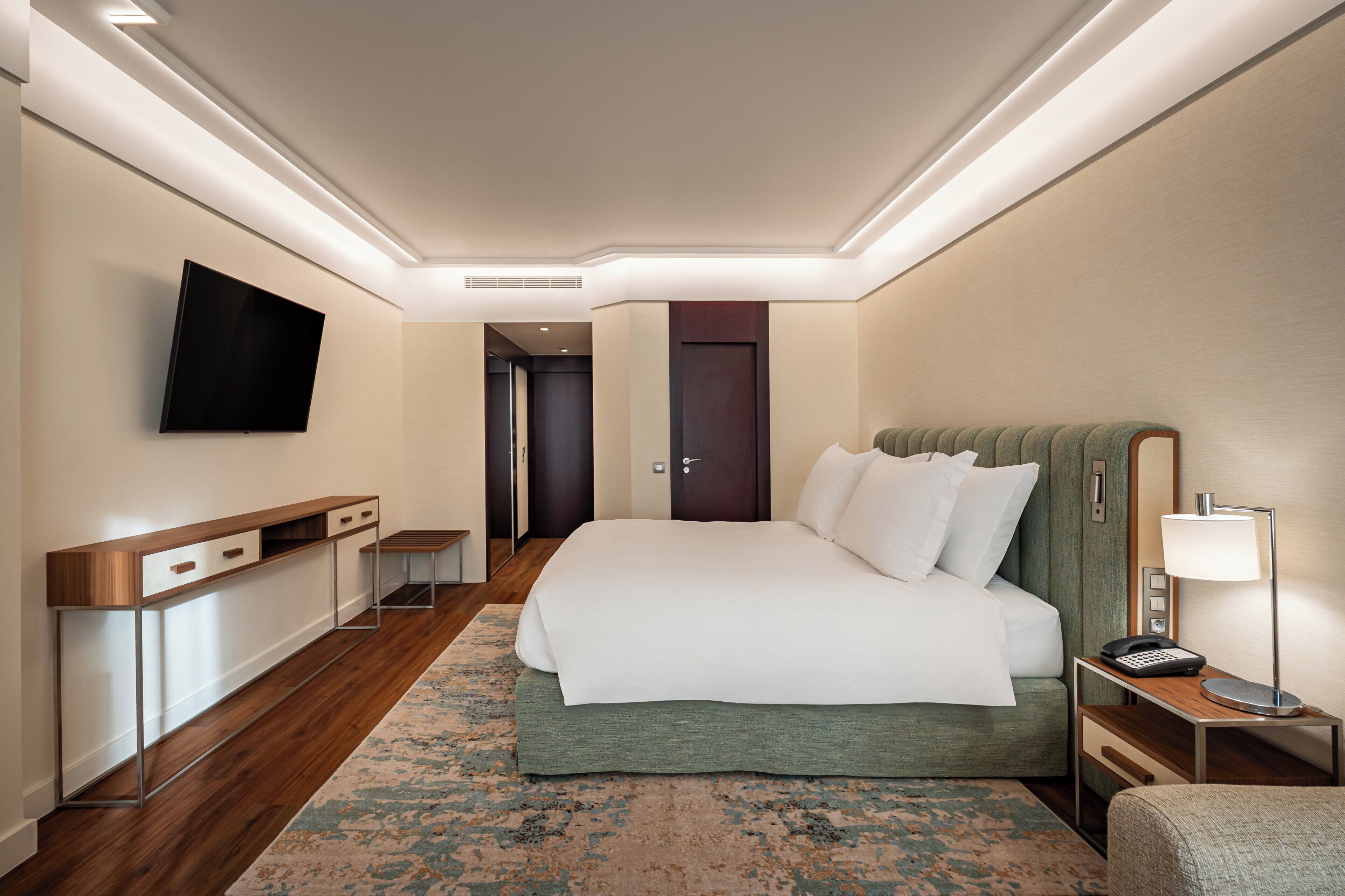 Junior suite, 1 kingsize bed met slaapbank (High Floor) | Luxe beddengoed, een minibar, een kluis op de kamer, een bureau