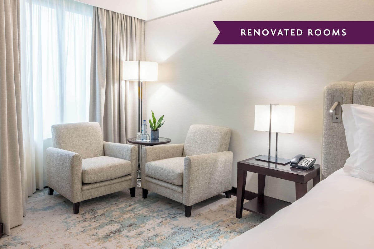 Kamar Standar, 1 Tempat Tidur Queen | Seprai premium, minibar, brankas, dan meja kerja