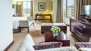 Suite Junior, 1 grand lit, vue ville | Literie de qualité supérieure, minibar, coffres-forts dans les chambres