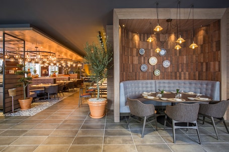 Breakfast, lunch, dinner served; international cuisine