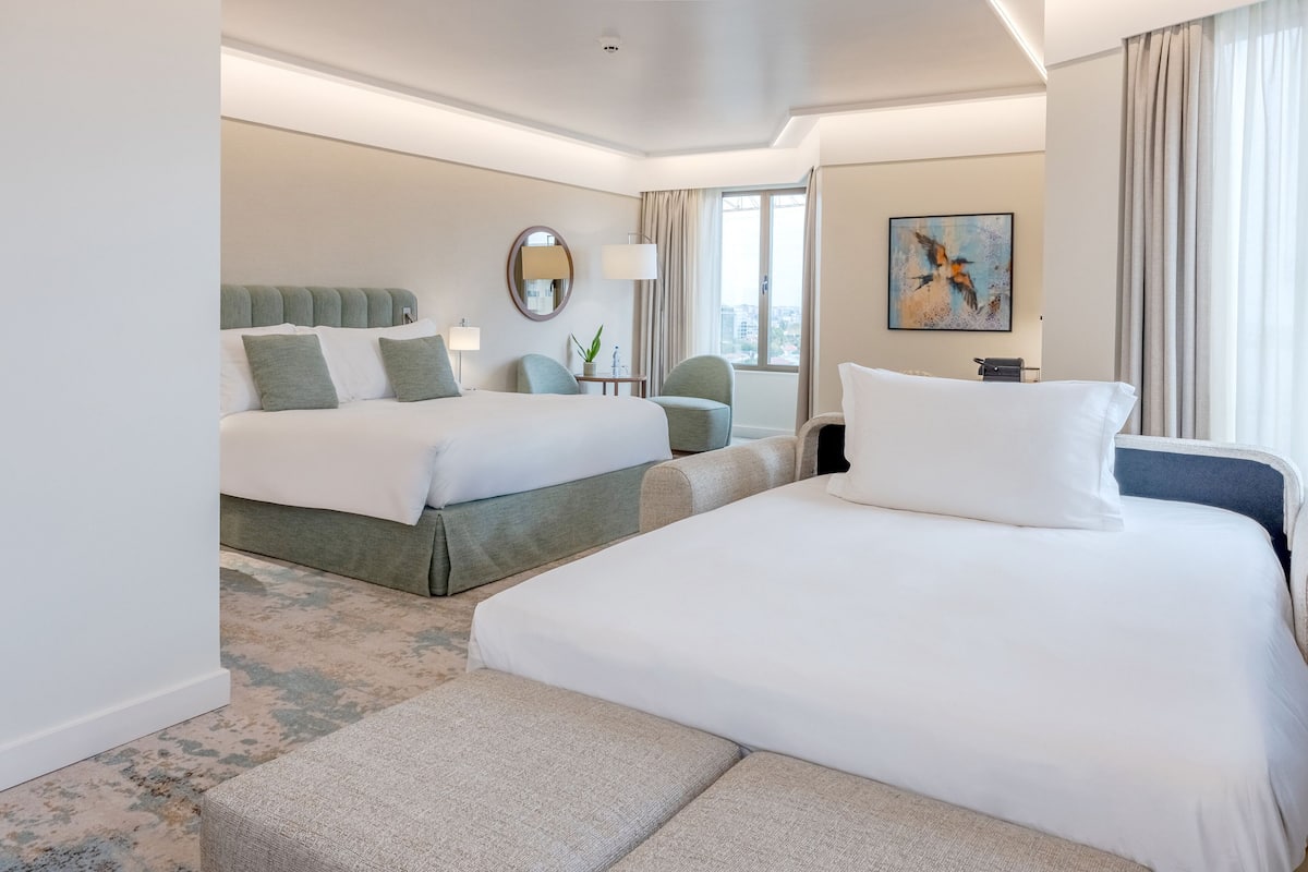 Junior Suite, 1 Queen Bed, Corner (High Floor) | Room amenity
