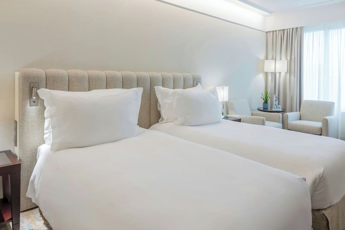 Phòng Premium, 2 giường đơn, quyền sử dụng Club Lounge (High Floor) | Bộ đồ giường cao cấp, minibar, két bảo mật tại phòng, bàn