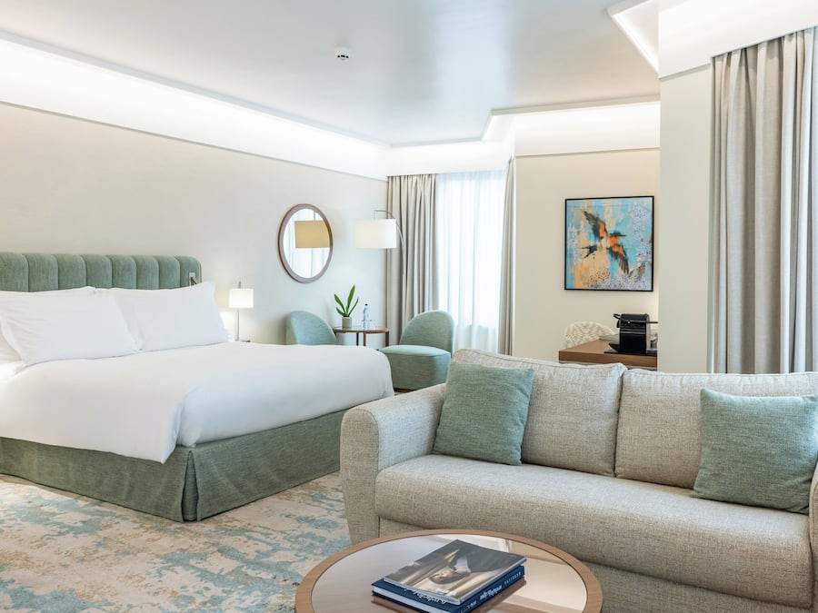 Peralatan tempat tidur premium, bar mini, peti besi dalam bilik, meja