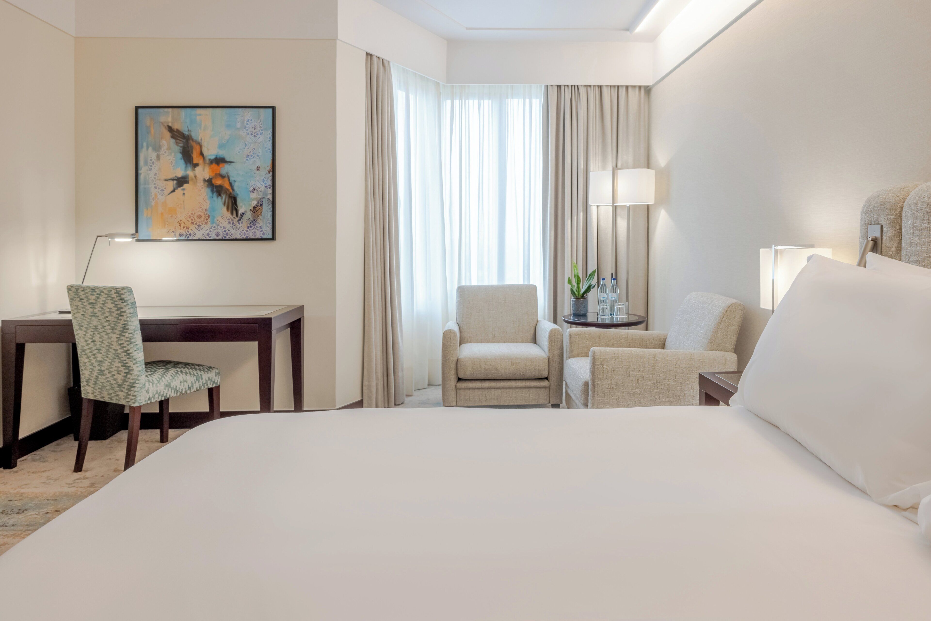 高級寢具、迷你吧、房內夾萬、書桌