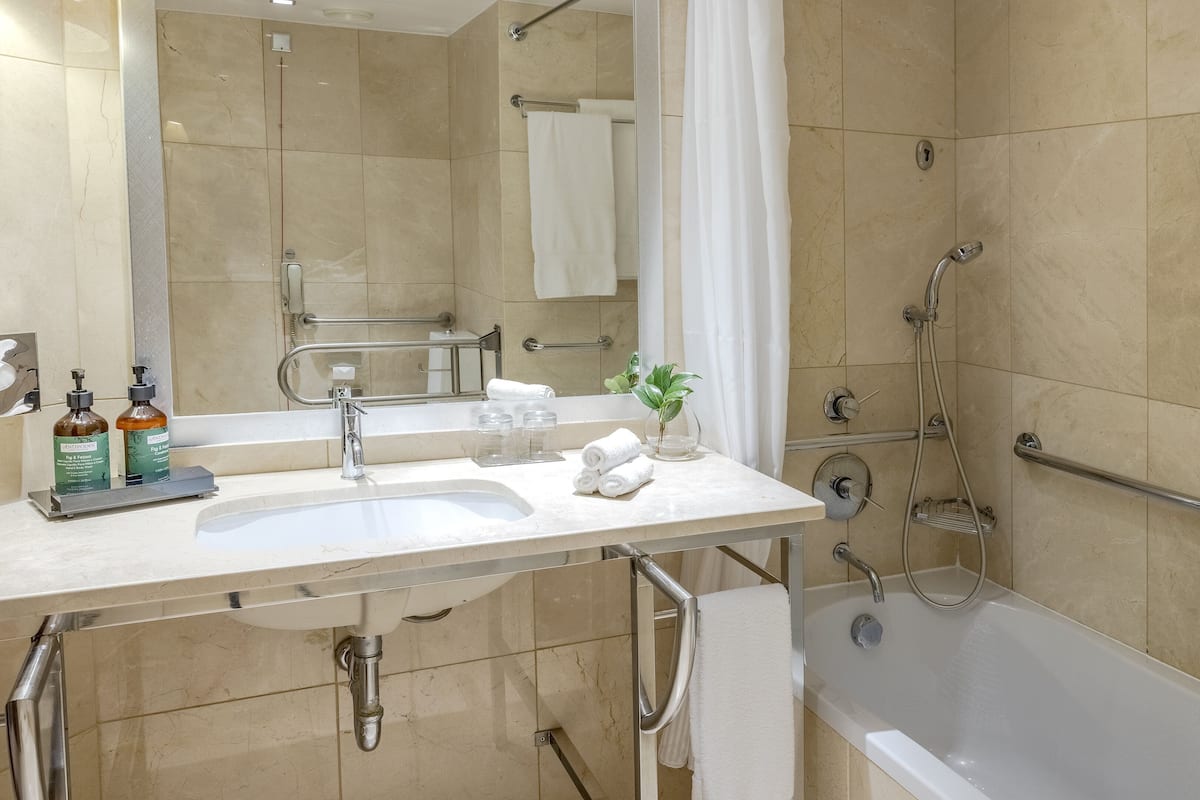 Habitación estándar, 2 camas individuales, con acceso para personas discapacitadas | Ropa de cama de alta calidad y minibar