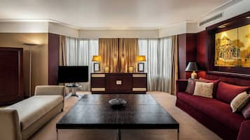 Peralatan tempat tidur premium, bar mini, peti besi dalam bilik, meja
