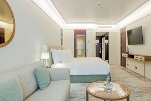 King, Junior Suite, 1 King Bed with Sofa bed | Premium bedding, minibar, in-room safe, desk - Crowne Plaza Porto by IHG (Porto)