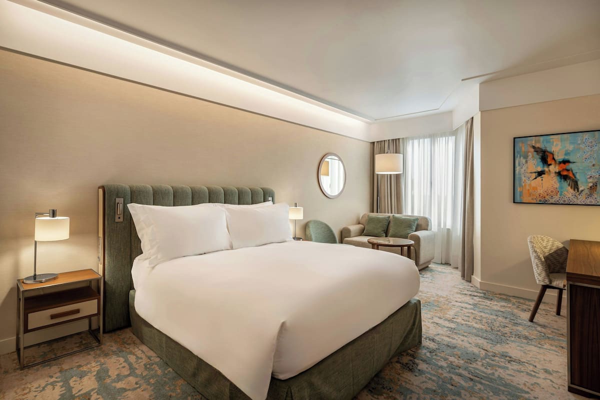 Phòng Premium, 1 giường cỡ queen, quyền sử dụng Club Lounge (High Floor) | Bộ đồ giường cao cấp, minibar, két bảo mật tại phòng, bàn