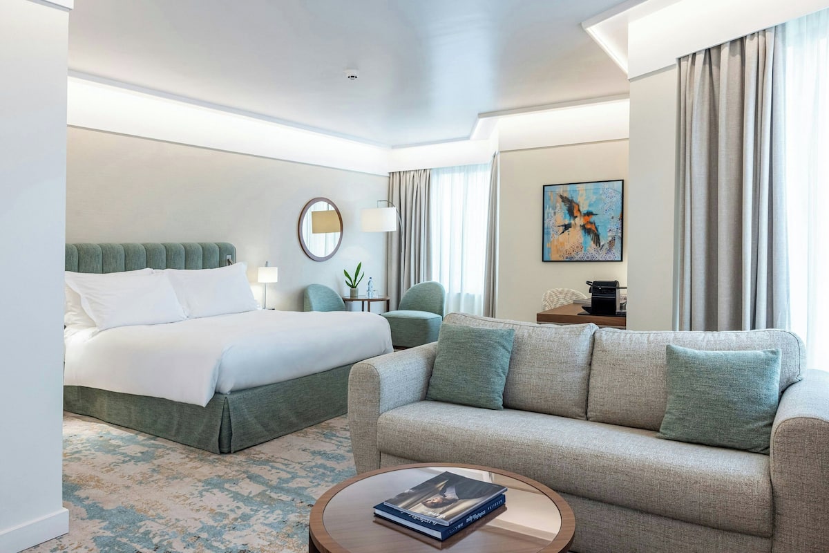 Bộ đồ giường cao cấp, minibar, két bảo mật tại phòng, bàn