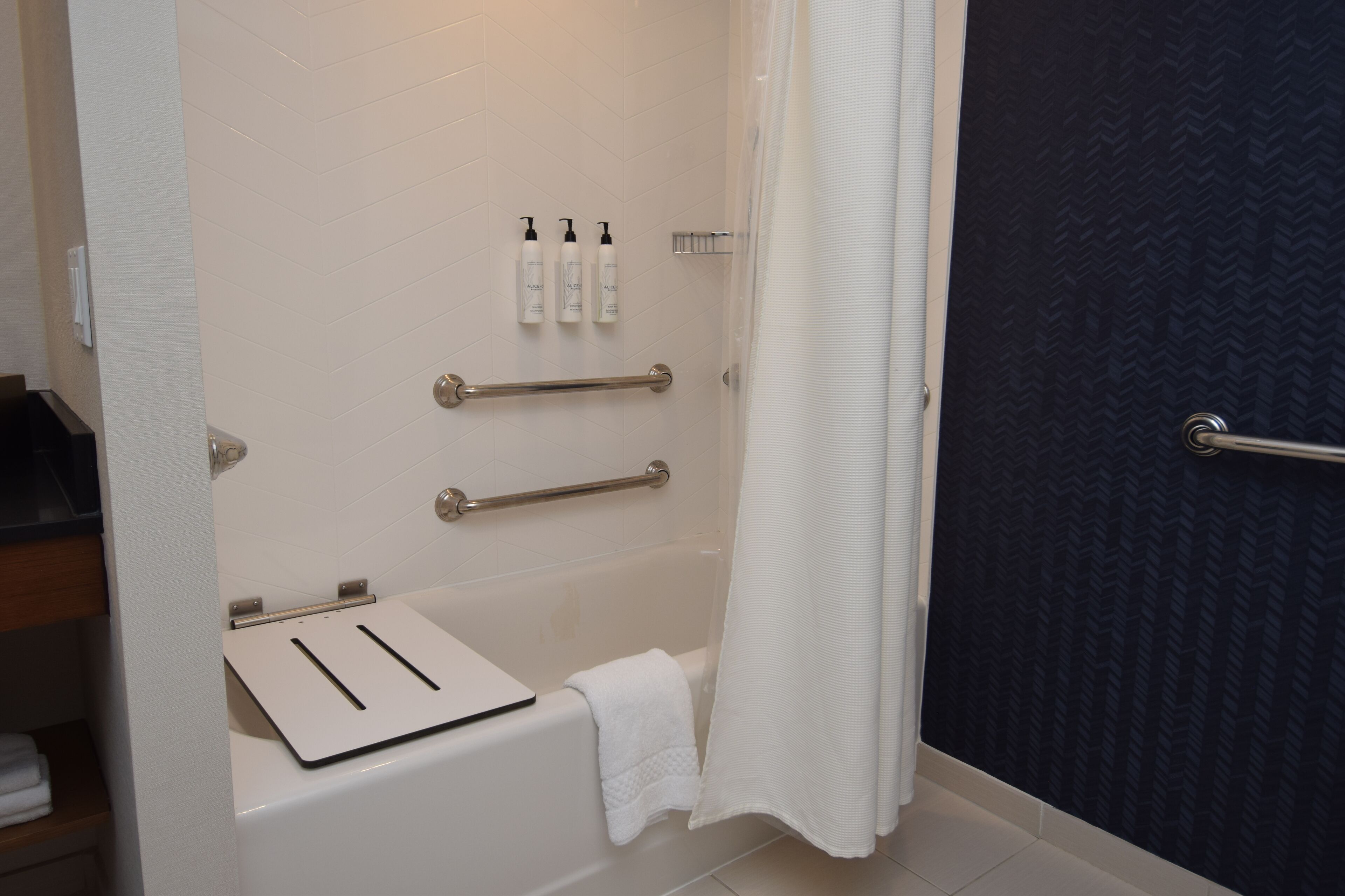 room, 1 king bed, non smoking | bathroom | designer toiletries, hair dryer, towels