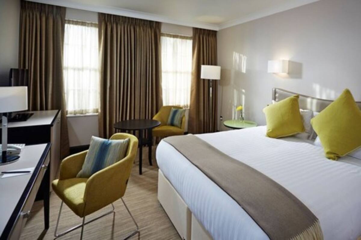 Hypo-allergenic bedding, in-room safe, desk, blackout curtains
