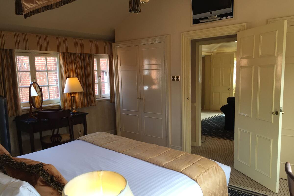 Hypo-allergenic bedding, in-room safe, desk, blackout curtains