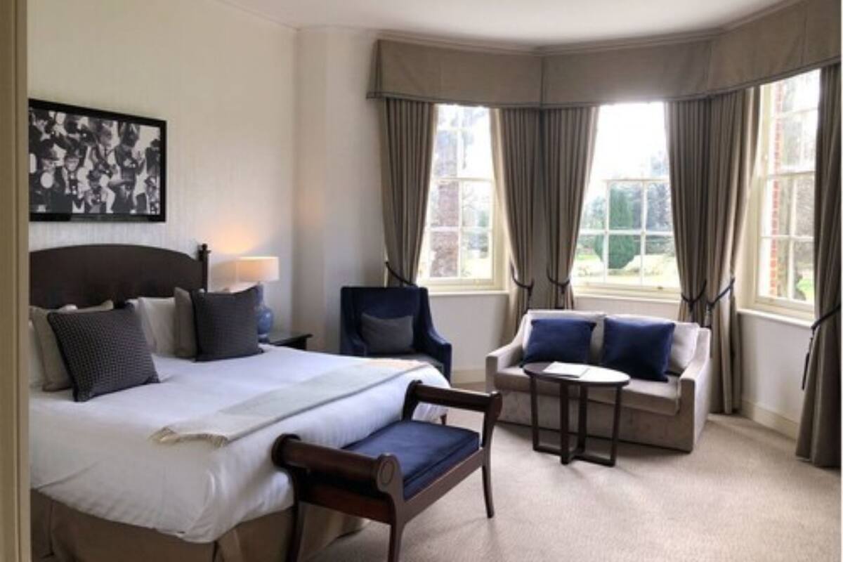 Hypo-allergenic bedding, in-room safe, desk, blackout curtains