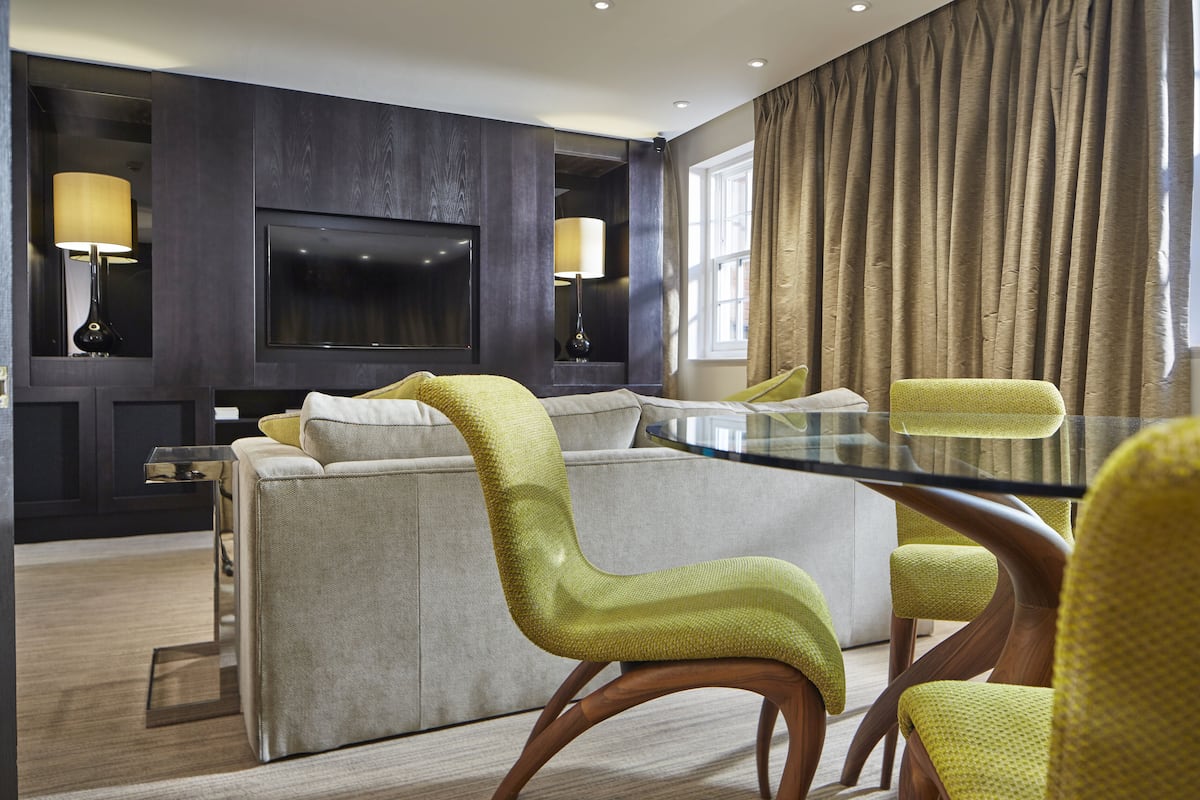 Deluxe Suite | Living area