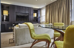 Suite – deluxe | Oppholdsområde | Flatskjerm-TV