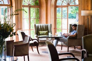 Utsikt mot hagen, serverer lunsj, middag og brunsj