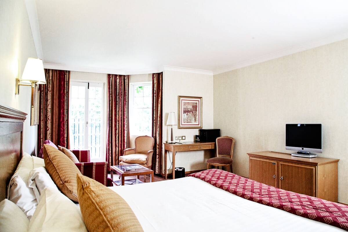 Hypo-allergenic bedding, in-room safe, desk, blackout curtains