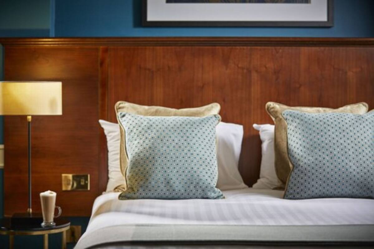Hypo-allergenic bedding, in-room safe, desk, blackout curtains