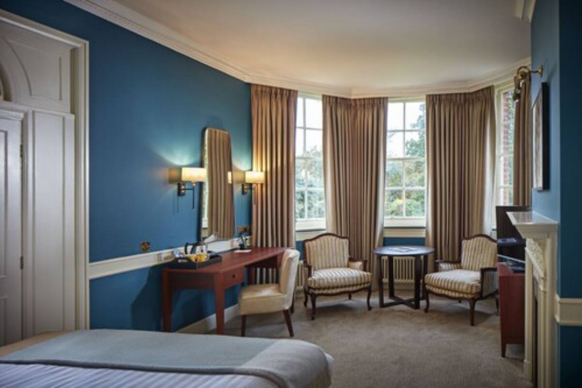 Hypo-allergenic bedding, in-room safe, desk, blackout curtains