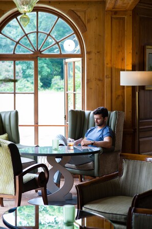 Garden views, serves lunch, dinner and brunch