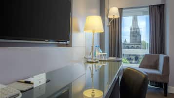 Hypo-allergenic bedding, in-room safe, desk, blackout curtains