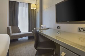 Habitación, 1 cama de matrimonio | Ropa de cama hipoalergénica, caja fuerte, escritorio y cortinas opacas