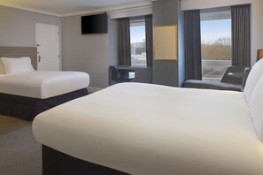 Ropa de cama hipoalergénica y caja de seguridad en la habitación 