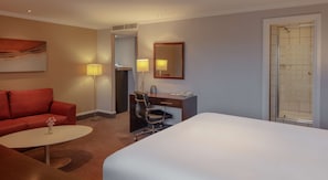 디럭스룸, 킹사이즈침대 1개 | 거실 공간 | 평면 TV