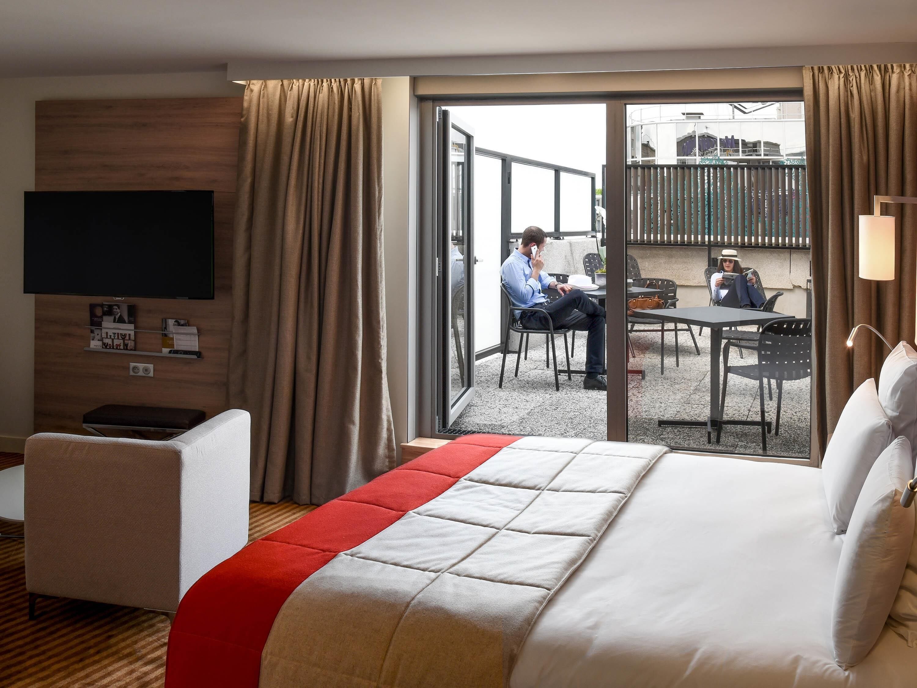 Junior-Suite, Mehrere Betten, Terrasse | Hochwertige Bettwaren, Minibar, Zimmersafe, Schreibtisch