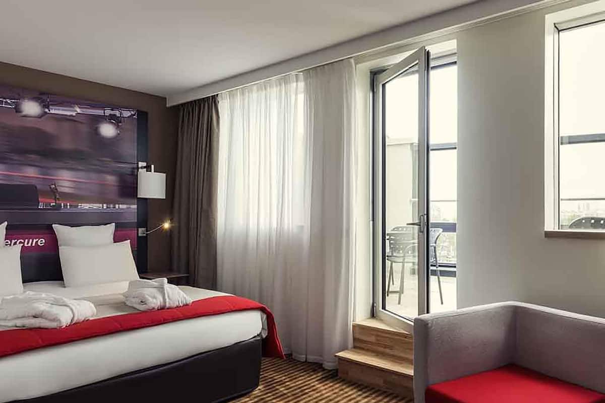 Suite – junior, flere senger, terrasse | Sengetøy av topp kvalitet, minibar, safe på rommet og skrivebord