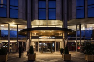 Fachada de la propiedad por la tarde o noche