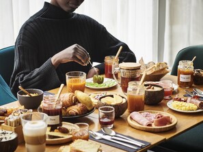 Daily buffet breakfast (EUR 19.9 per person) - Mercure Paris Boulogne (Boulogne-Billancourt)