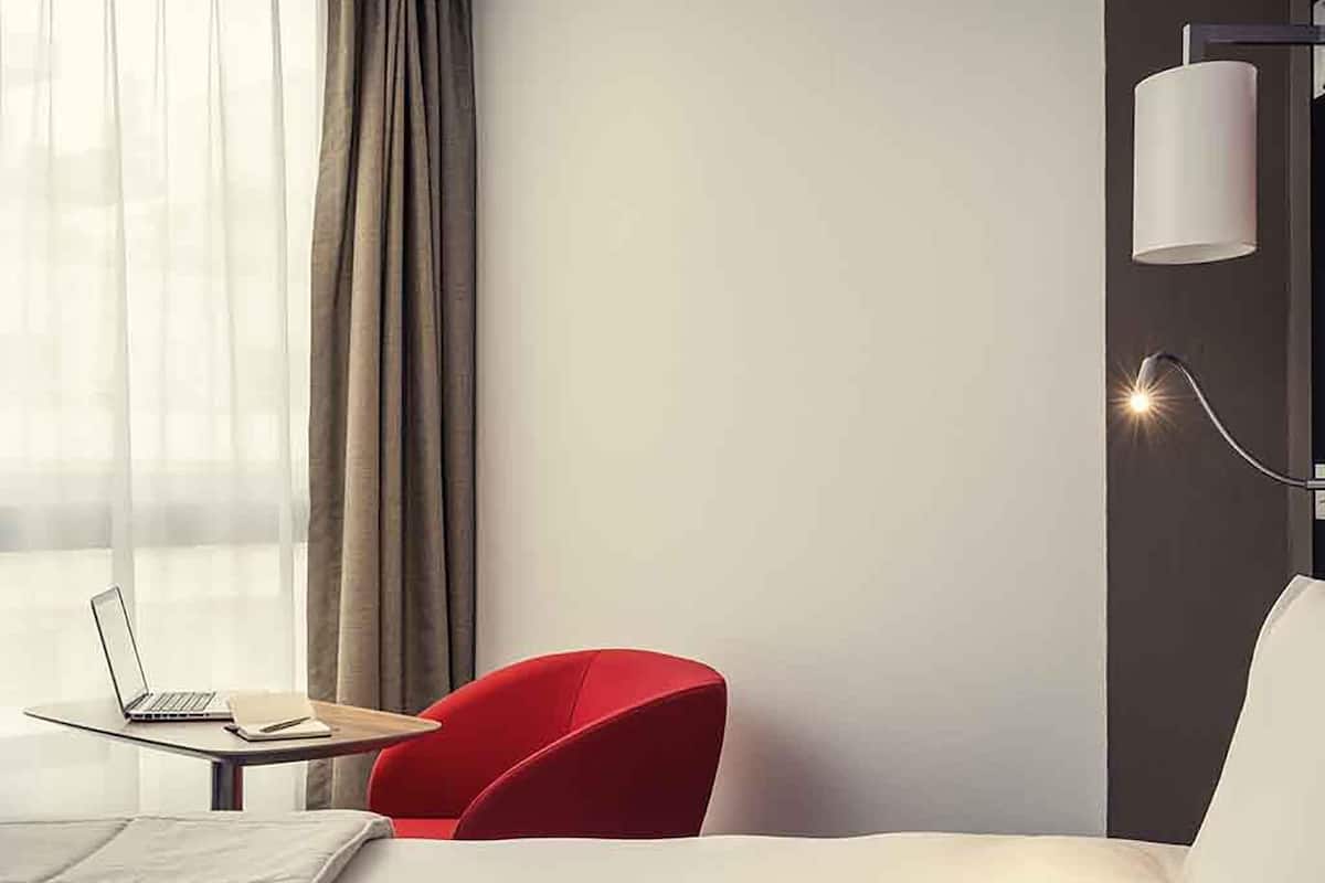 Sengetøy av topp kvalitet, minibar, safe på rommet og skrivebord
