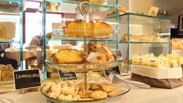 Petit déjeuner buffet (12 EUR par personne)