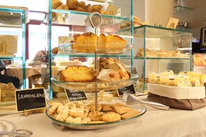 Daily buffet breakfast (EUR 12 per person) - Best Western Hotel Moderno Verdi (Genoa)