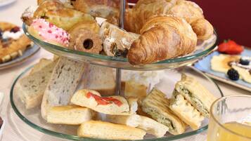 Frukostbuffé varje dag (EUR 12 per person)