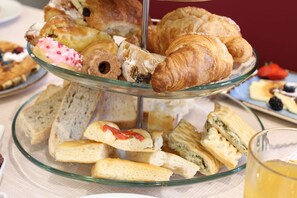Tägliches Frühstücksbuffet (12 EUR pro Person)