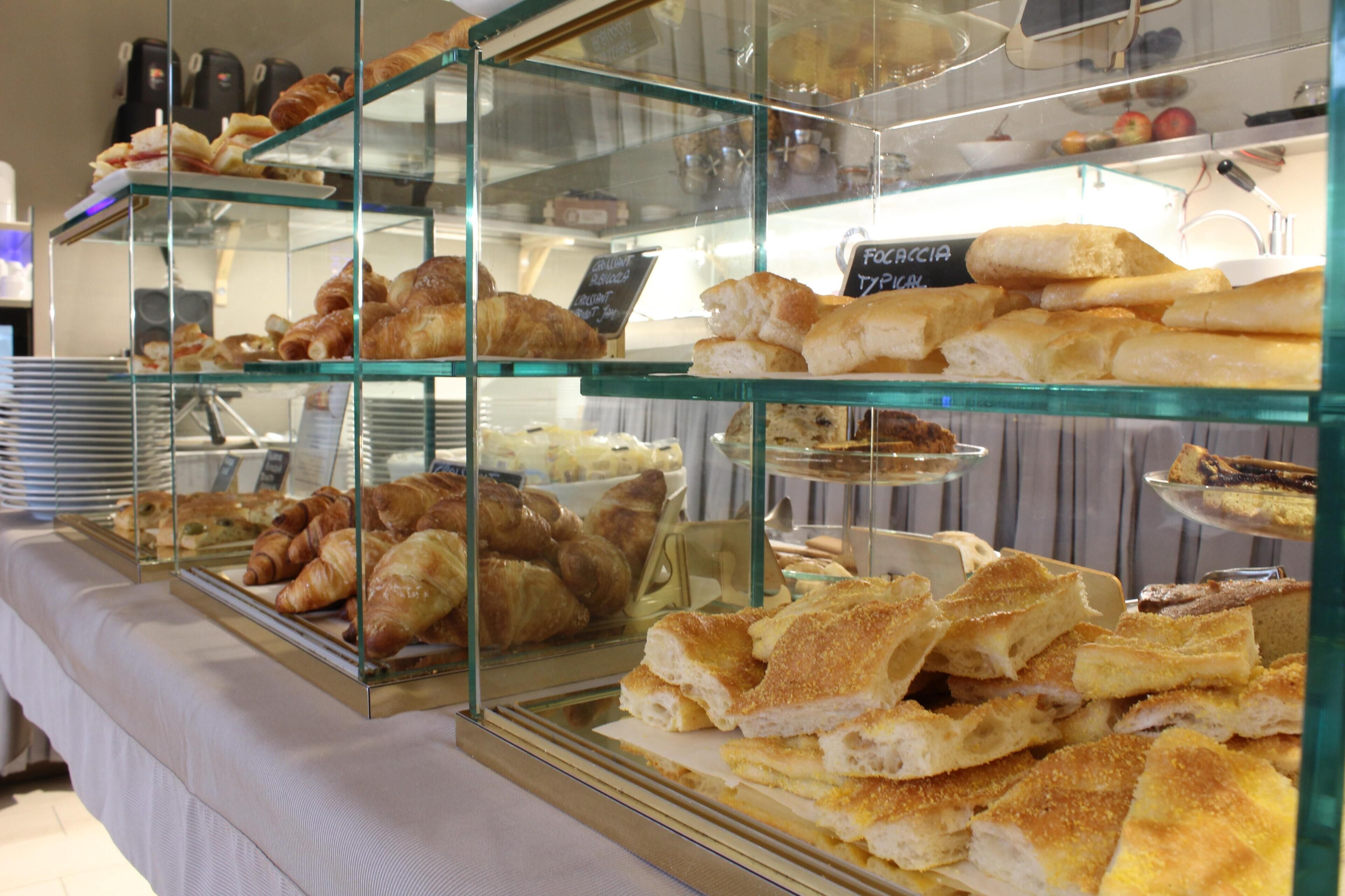Een bakkerij vitrine met diverse gebakjes.